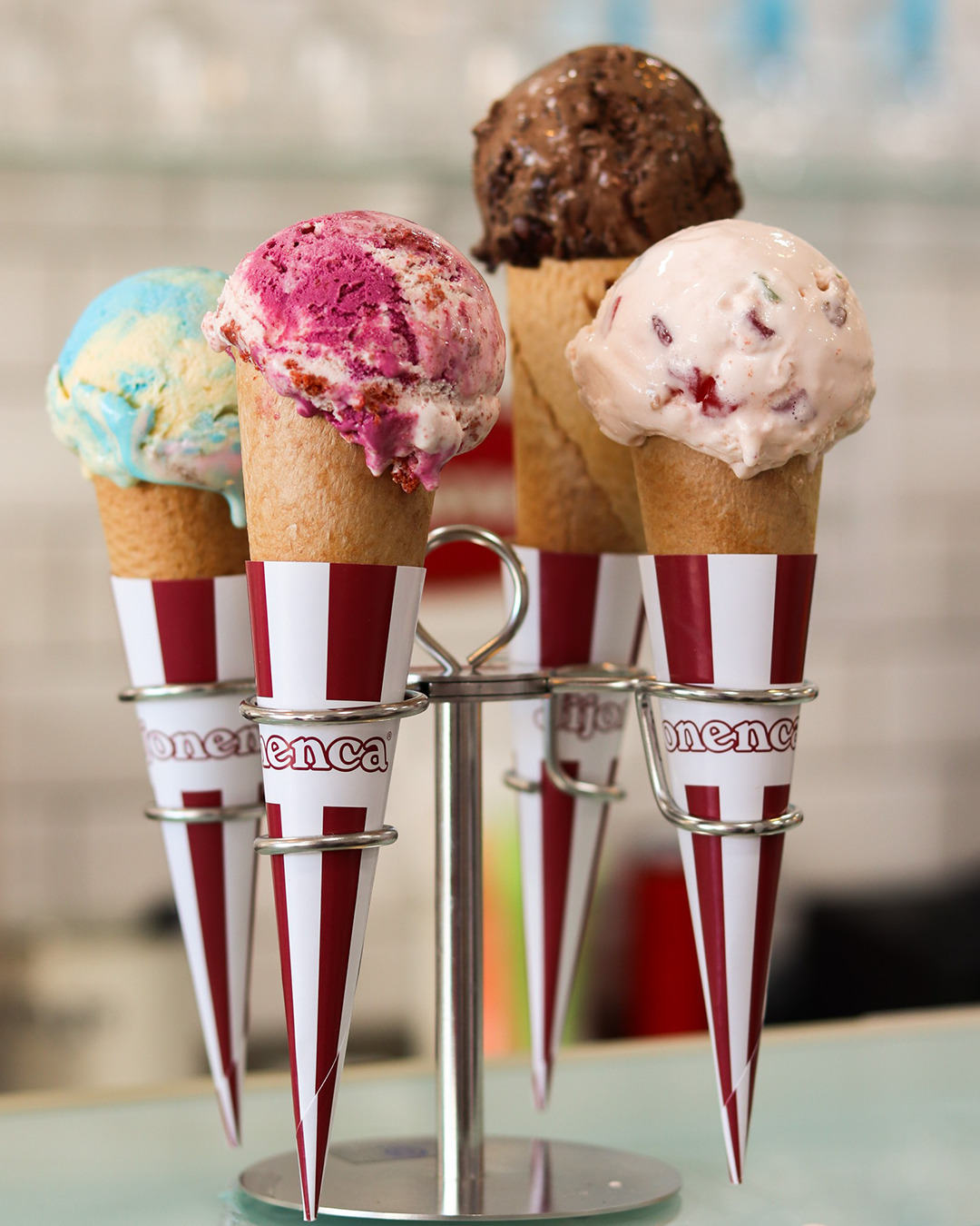 Cuatro cucuruchos de helado Jijonenca en su expositor